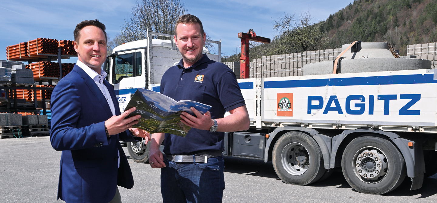 Unternehmer Thomas Pagitz aus Ferlach mit seinem Firmenkundenberater der Volksbank Kärnten Thomas Scherjau