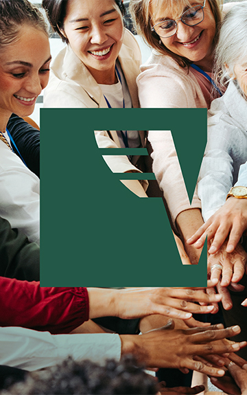 Im Hintergrund sind viele Menschen zu sehen, die die Hände aufeinander legen. Im Vordergrund das Volksbank Logo in Grün.