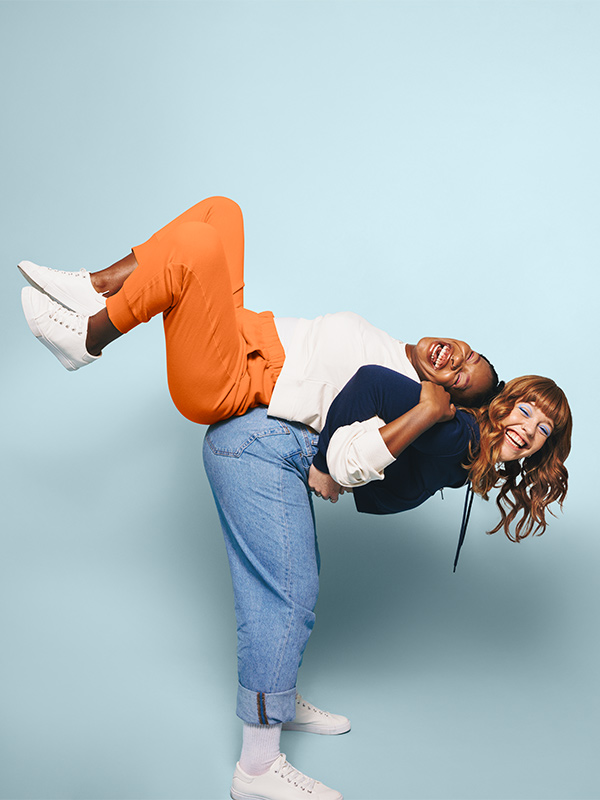 zwei lachende frauen