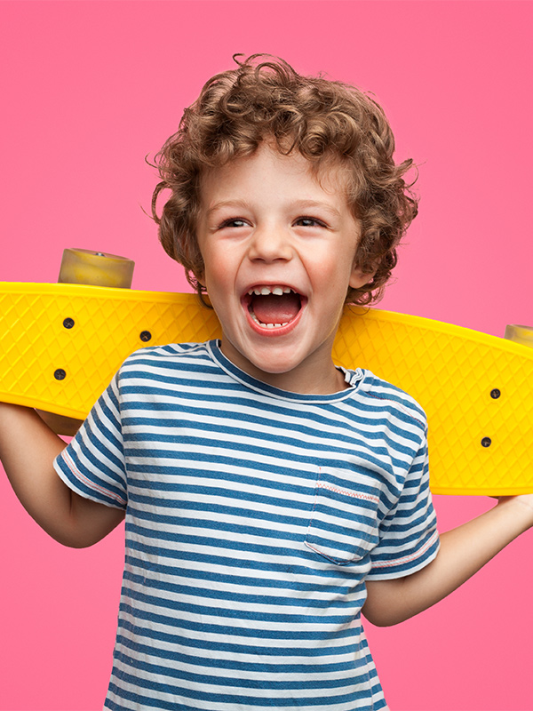 junge mit skateboard