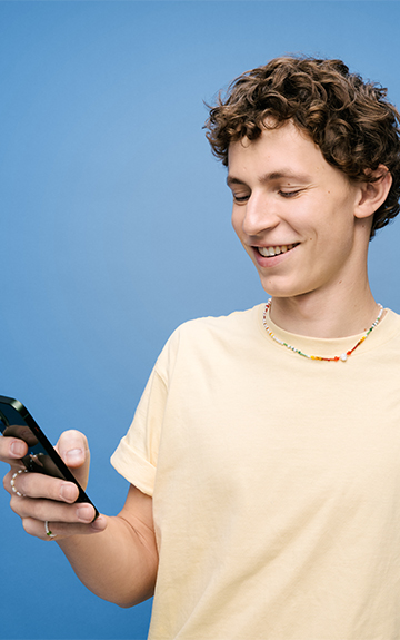 junger mann mit smartphone