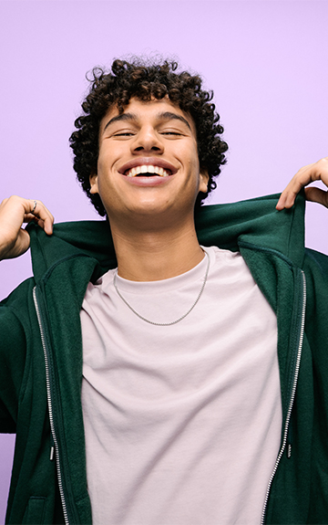 junger mann mit hoodie