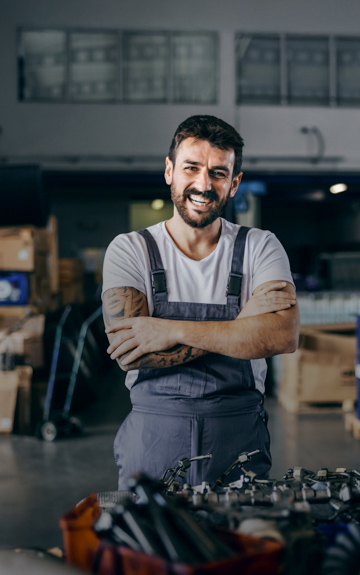 Ein Unternehmer steht in einer Werkstatt.