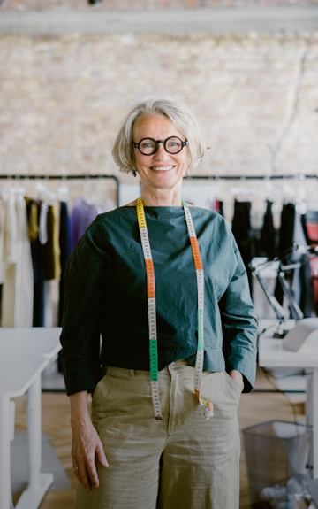 Frau in einer Schneiderei