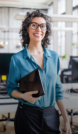 Frau mit Tablet im Büro