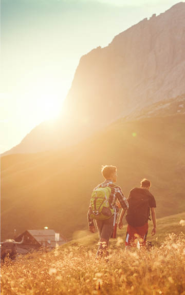 Wandernde auf dem Weg zum Gipfel