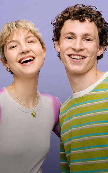 Zwei junge Menschen lächeln in die Kamera