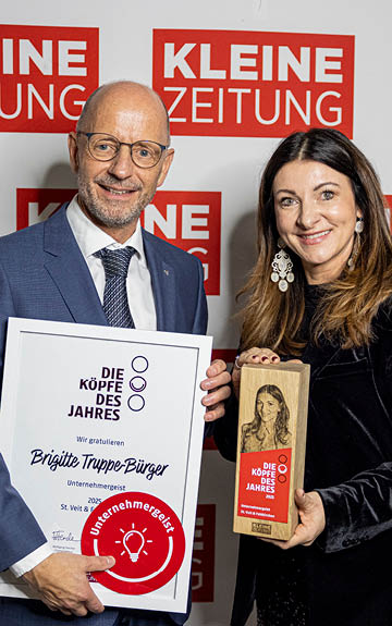 VDir. Mag. Wolfgang Mandl mit Preisträgerin Mag. Brigitte Truppe-Bürger